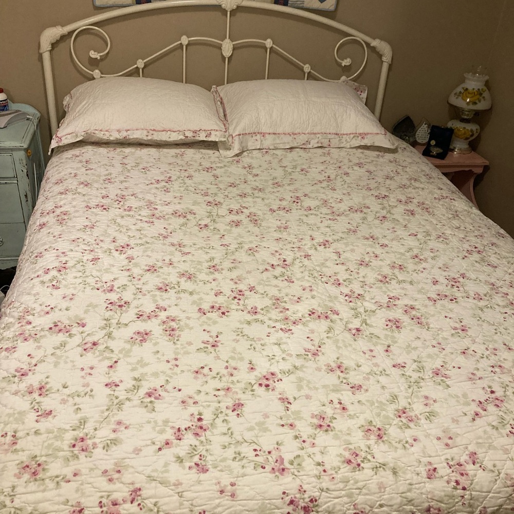 Simply Shabby Chic Queen quit with shams